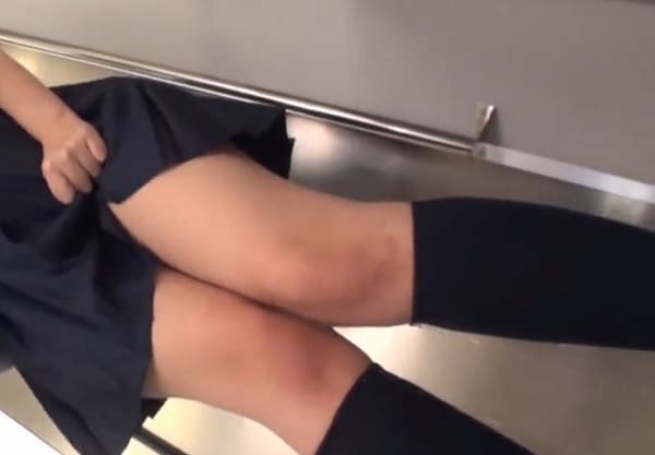 女子高生が内股でオシッコお漏らし