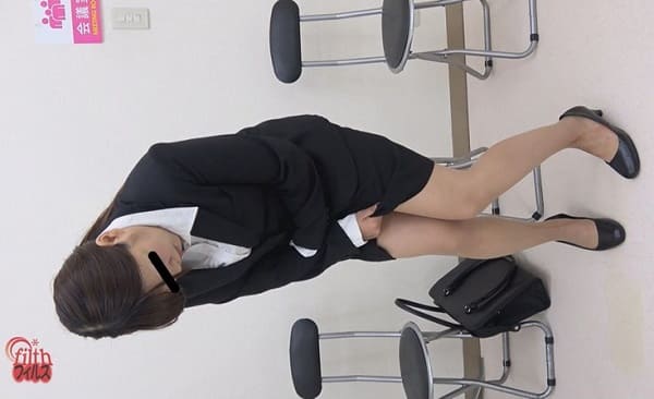 前押さえポーズでオシッコお漏らし