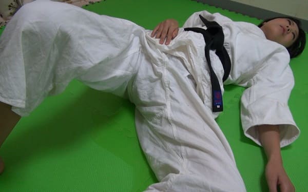 琥珀うたが首締め気絶で柔道着にオシッコお漏らし