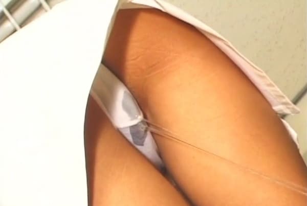 食い込みパンティにオシッコお漏らし
