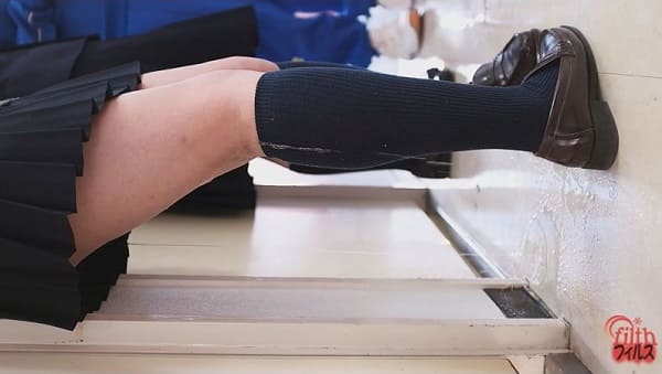 女子高生がオシッコお漏らし