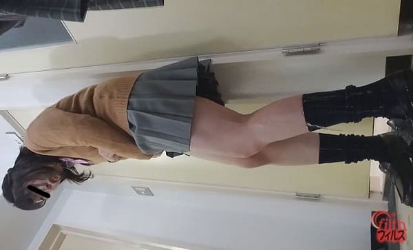 女子高生がオシッコお漏らし