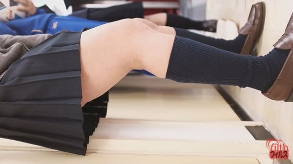 女子高生がオシッコお漏らし