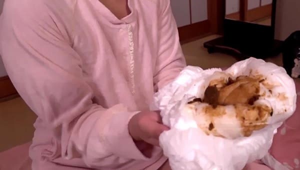スカトロマニア女子高生の真田みうが紙オムツにウンチお漏らし
