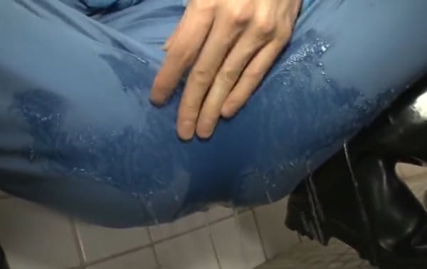 開脚ポーズでオシッコお漏らし