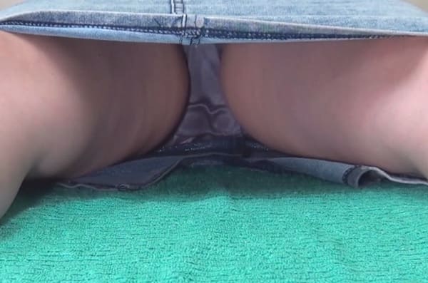 パンチラしてオシッコお漏らし