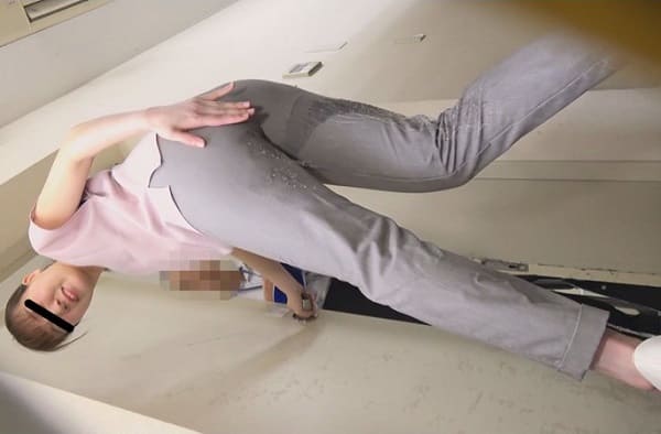 OLがピタパンにオシッコお漏らし