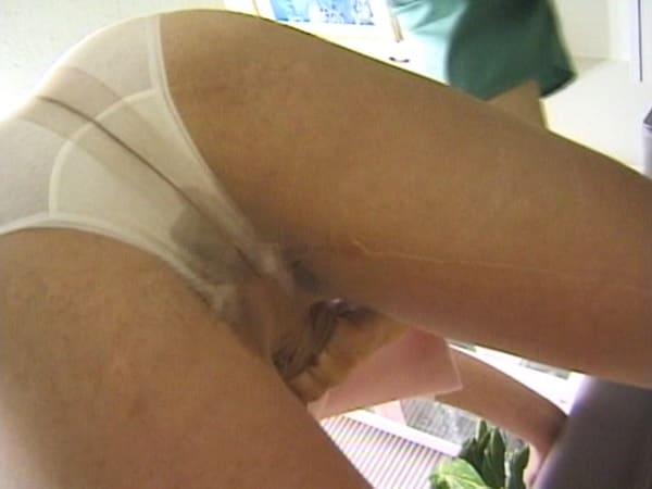 OLの沢田まなみがパンストにオシッコお漏らし