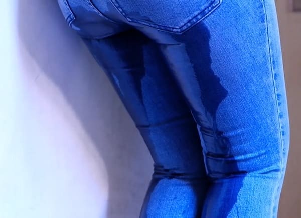 ジーパンにオシッコお漏らし