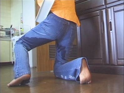 ジーパンにオシッコお漏らし