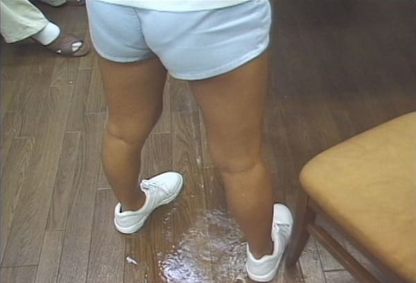 ホットパンツにオシッコお漏らし