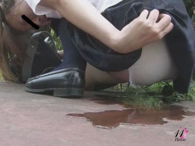 女子高生がしゃがみパンチラしてオシッコお漏らし