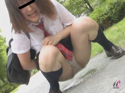 女子高生がしゃがみパンチラしてオシッコお漏らし