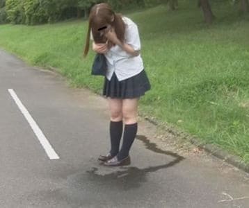 女子高生がオシッコお漏らし