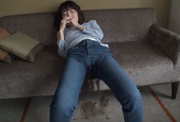 松下みるくがデニムジーンズにオシッコお漏らし