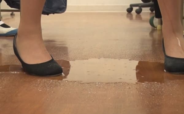 女教師がオシッコお漏らし