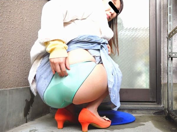 パンチラしてオシッコお漏らし