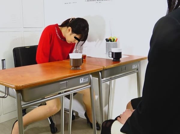 女教師がオシッコお漏らし