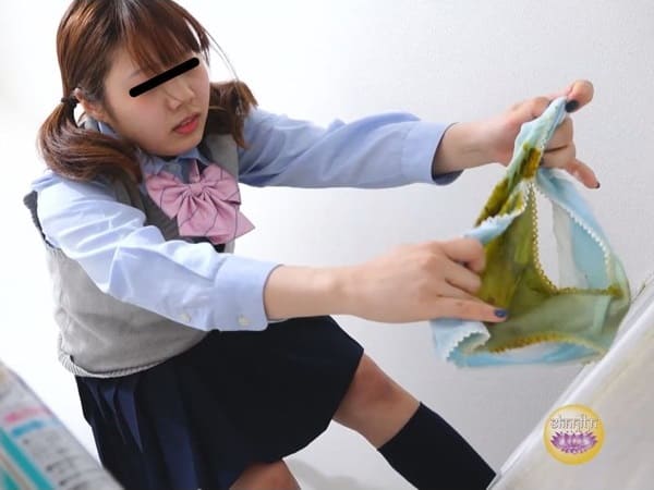 女子高生がパンチラして下痢便お漏らし