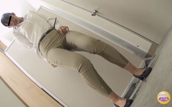 OLがピタパンにオシッコお漏らし