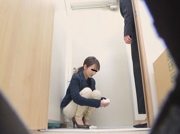 OLがピタパンにオシッコお漏らし