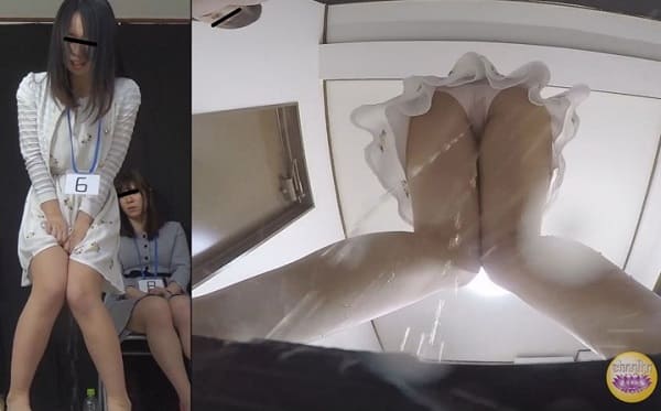 前押さえポーズでオシッコお漏らし