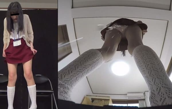 内股ポーズでオシッコお漏らし