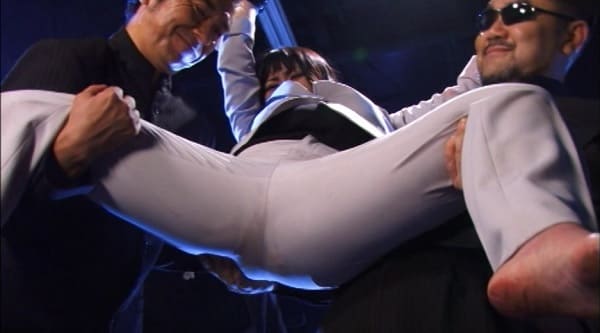 女性捜査官が開脚拘束でピタパンにオシッコお漏らし