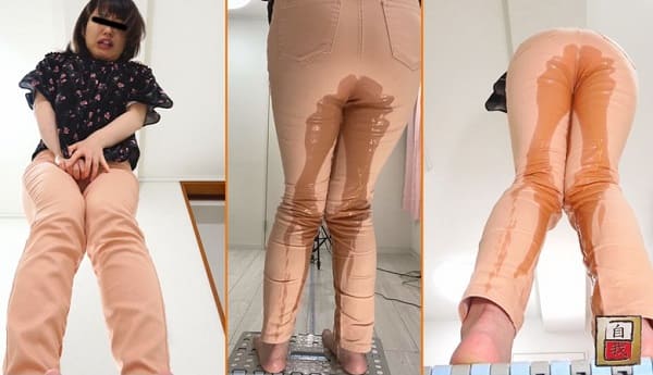 内股ポーズでピタパンにオシッコお漏らし