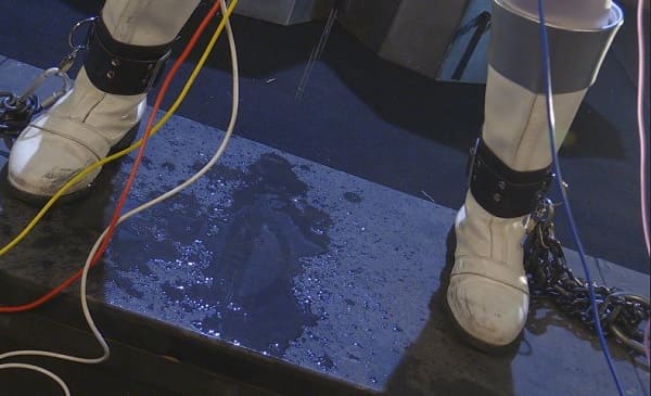 戦隊ホワイトの内山まいがタイツコスチューム姿でオシッコお漏らし