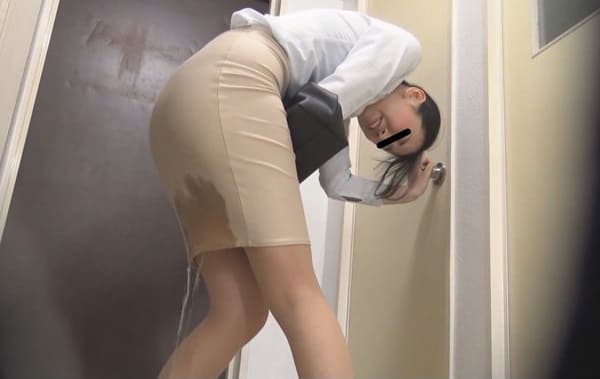 内股ポーズでオシッコお漏らし