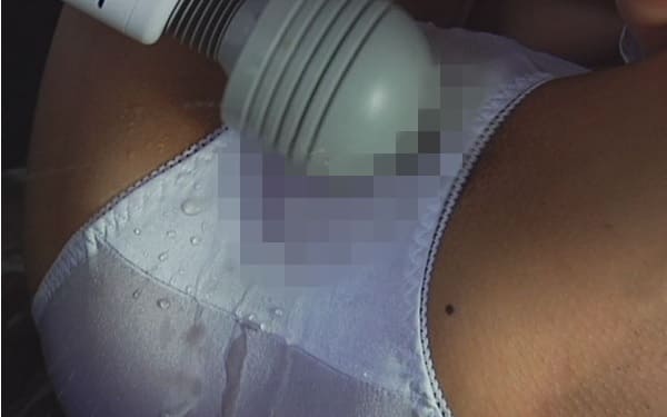 女子高生がまんぐり返し電マ責めで純白パンツにオシッコお漏らし