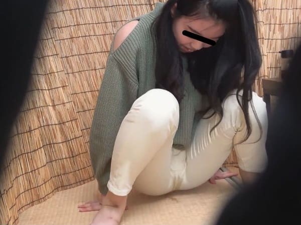 女子大生がピタパンにオシッコお漏らし