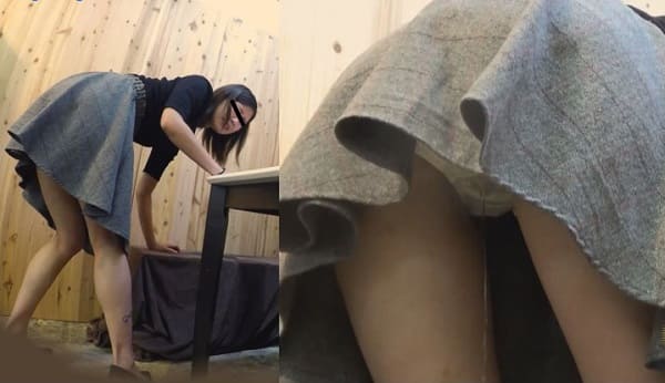 女子大生がパンチラしてオシッコお漏らし