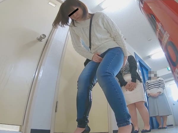 ジーパンにオシッコお漏らし
