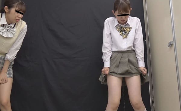 女子高生がオシッコお漏らし
