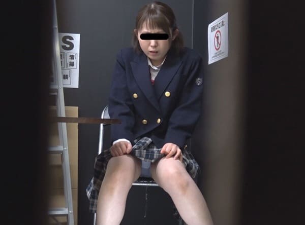 女子高生がオシッコお漏らし