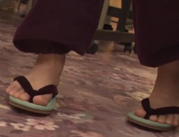 仲居さんがオシッコお漏らし