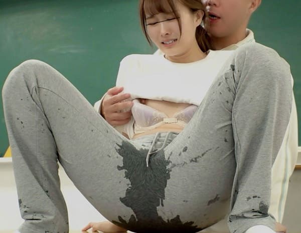 スウェット姿でオシッコお漏らし