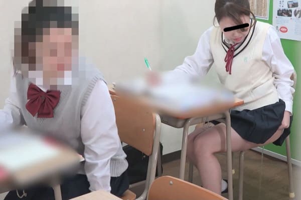 女子高生がオシッコお漏らし