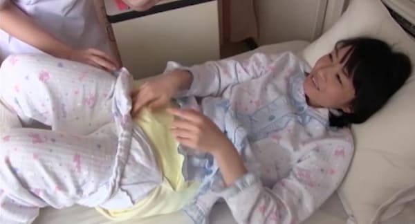 女子高生がオムツカバー着用