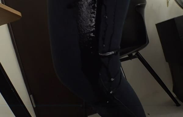 木下ひまりがスキニージーンズにオシッコお漏らし