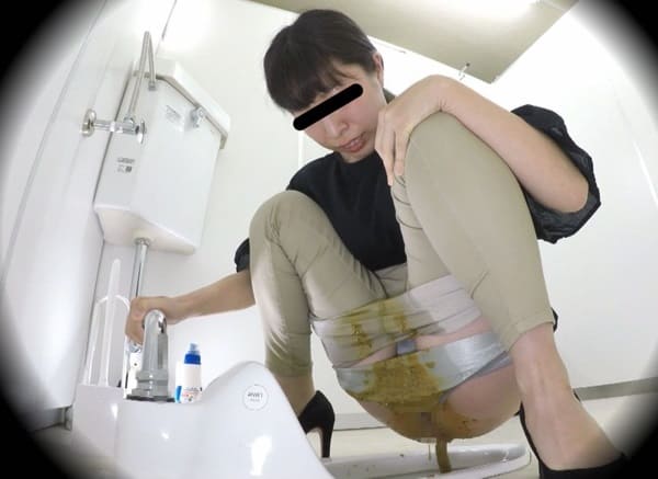 女教師がピタパンにウンチお漏らし
