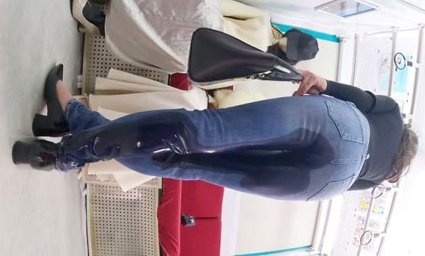 デニムジーンズにオシッコお漏らし