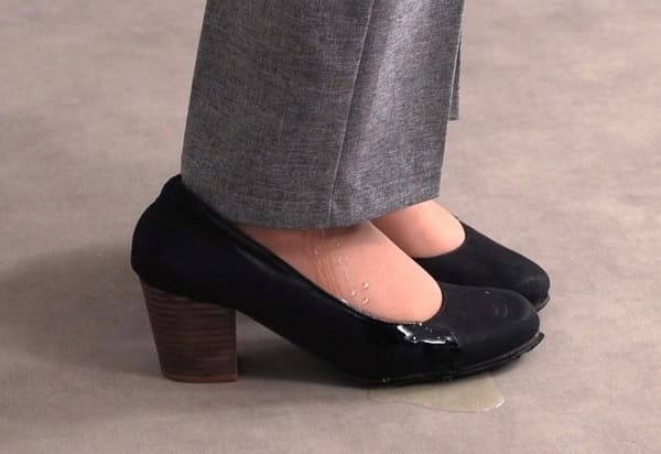 女教師がピタパンにオシッコお漏らし